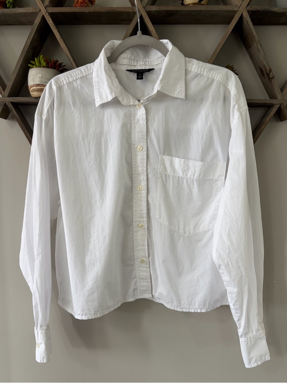 Banana Republic white cropped blouse. Size large.